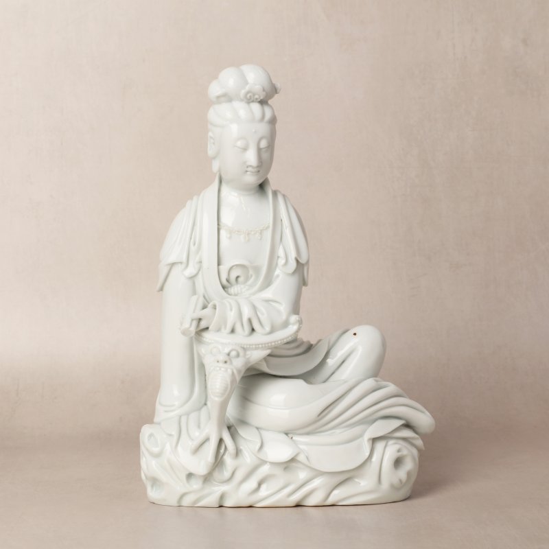 清十九世紀 德化白釉觀音立像 | Santos Collection | A Chinese Dehua figure of Guanyin, Qing dynasty, 19th century - 图1