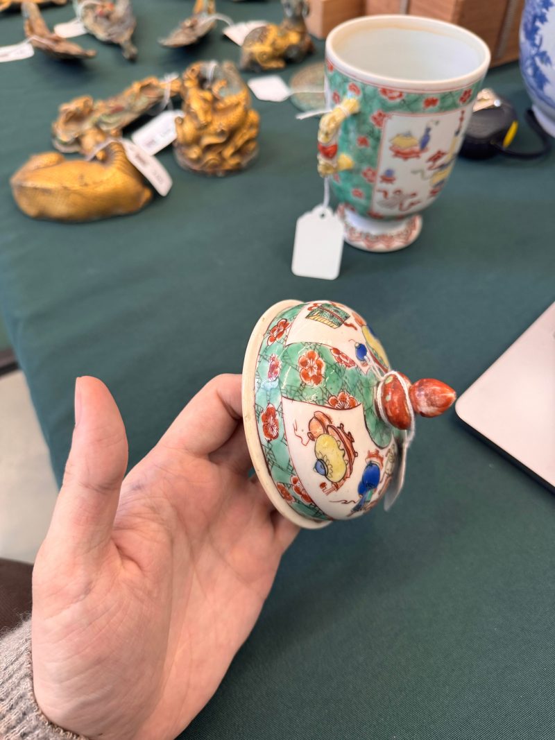 清康熙 五彩博古圖蓋罐 | A Chinese famille-verte twin-handled 'hundred antiques' pot and cover, Qing Dynasty, Kangxi period - 图30