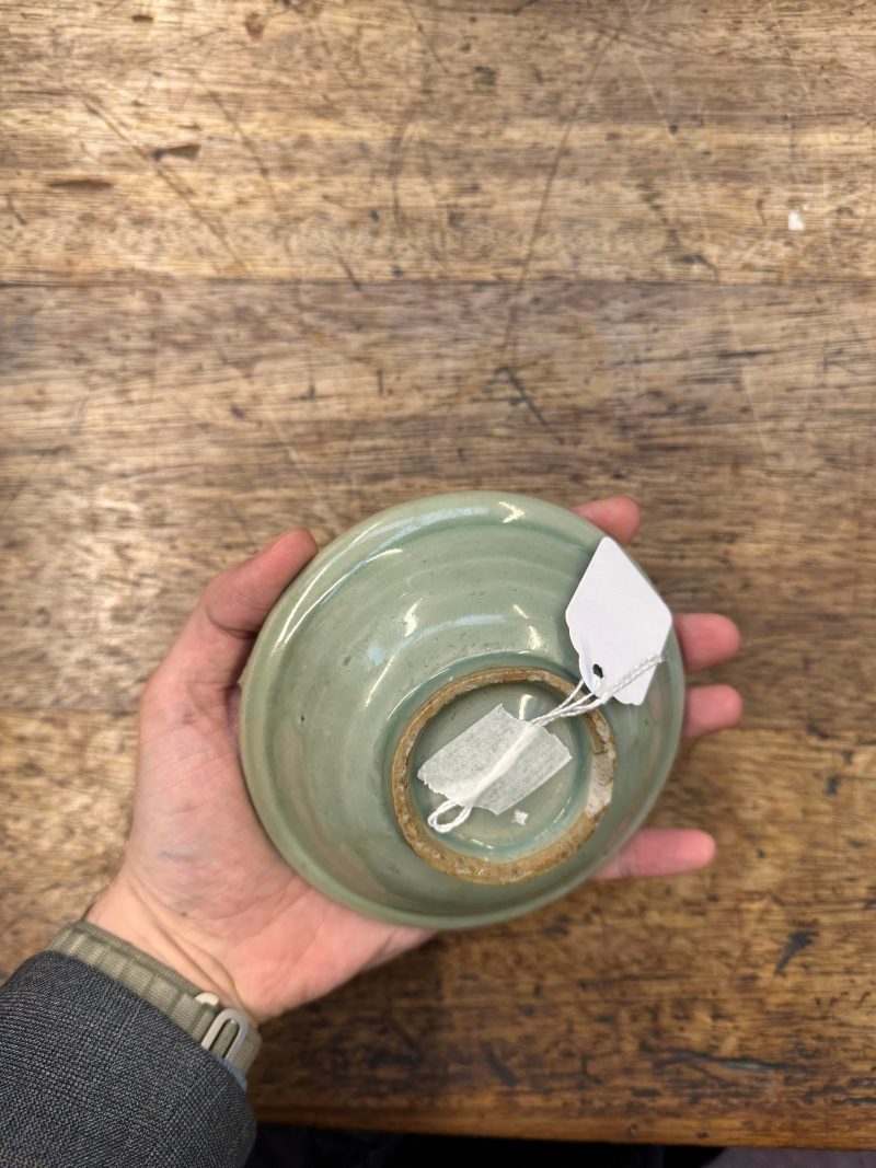 宋或元 龍泉青釉印雙魚折沿盤 | A rare Chinese Longquan celadon 'twin fish' dish, Song / Yuan dynasty - 图9