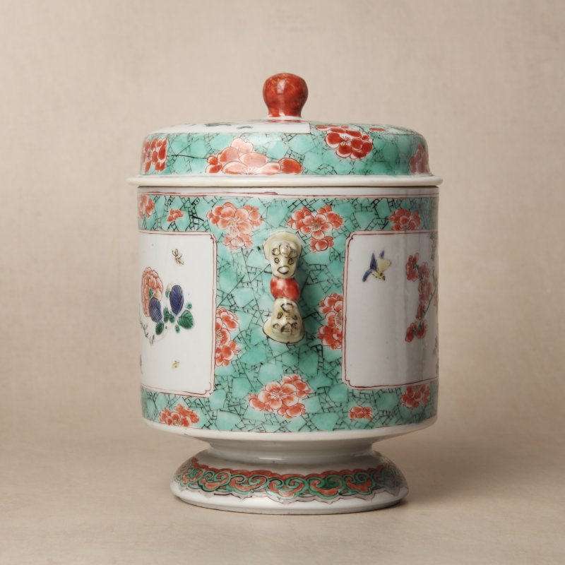 清康熙 五彩花卉圖蓋罐 | A Chinese famille-verte double-handled 'floral' pot and cover, Qing dynasty, Kangxi period - 图2