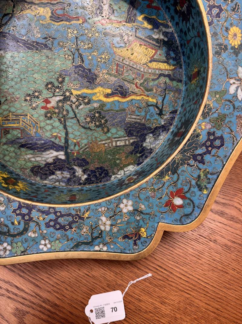 清十七/十八世紀 掐絲琺瑯銅胎鎏金亭台樓閣圖折沿葵口盆 | A fine Chinese cloisonné enamel and gilt-bronze 'pavilion' basin, Qing dynasty, 17th/18th century - 图22