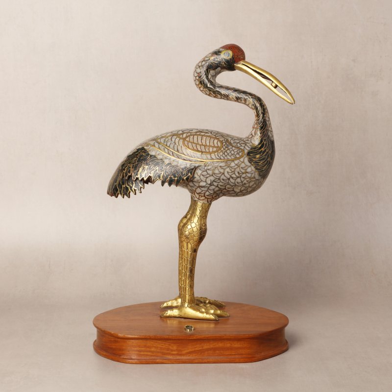 清十八世紀 掐絲琺瑯銅鍍金仙鶴立像 | A Chinese cloisonné enamel and gilt-bronze figure of a heron, Qing dynasty, 18th century - 图1