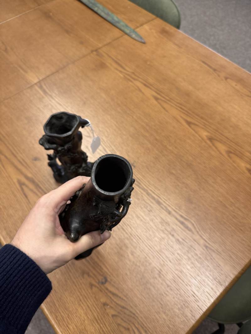 明末至清初 十七世紀 銅臘梅紋瓶一對 | A pair of Chinese bronze 'prunus' vases, late Ming-early Qing dynasty, 17th century - 图22