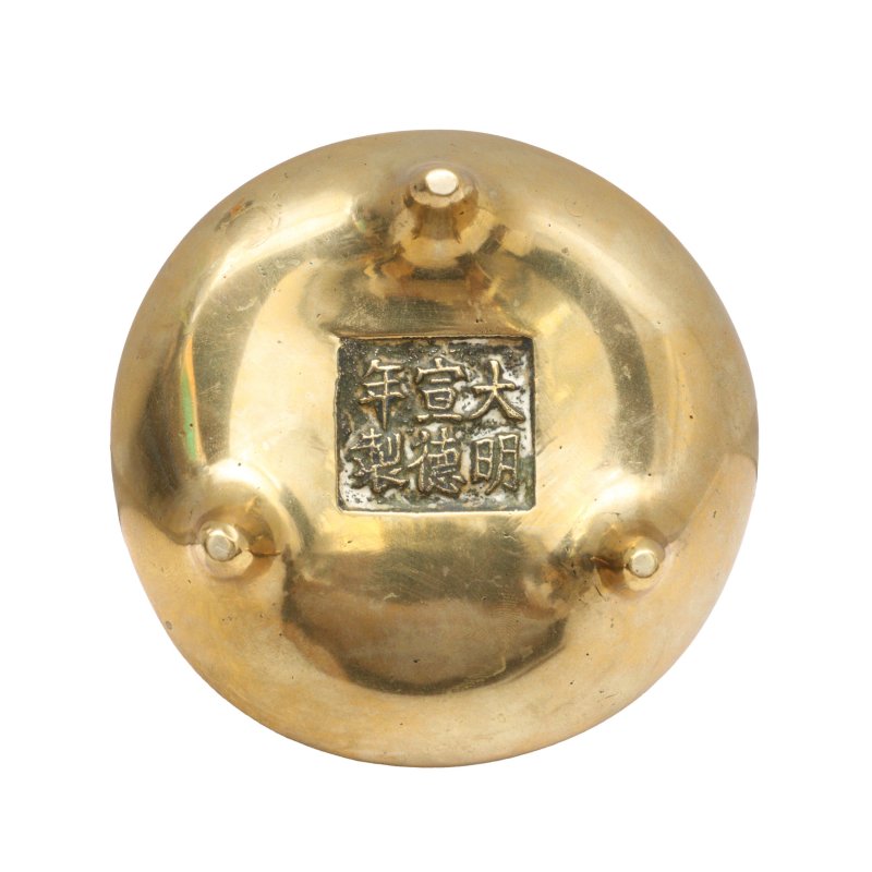 清十八/十九世紀 各式銅三足沖天耳爐一組三件 | Three Chinese gilt-bronze censers, Qing dynasty, 18th/19th century - 图9