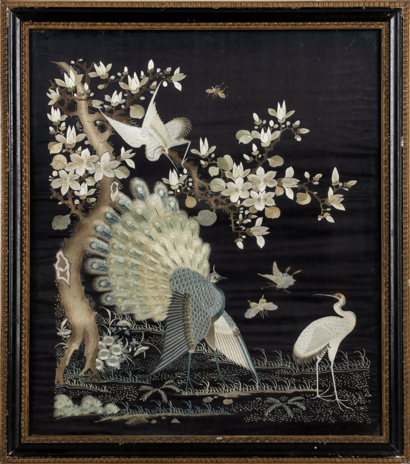 十九世紀 絲繡花鳥圖掛屏一對 | A pair of Chinese silk 'birds and flowers' panels, 19th century - 图3
