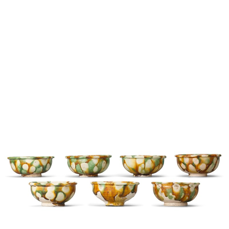 唐 三彩七星盤及酒杯 | A SET OF SEVEN SANCAI-GLAZED CUPS, A WATERPOT AND TRAY - 图3