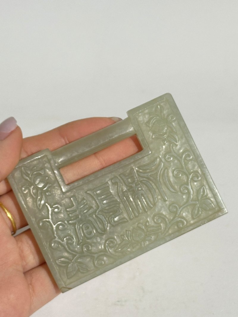 清十九世紀 青玉⌈永葆長春⌋、⌈福祿永喜⌋牌二枚 及座 | TWO GREEN JADE 'LONGEVITY' PLAQUES - 图2