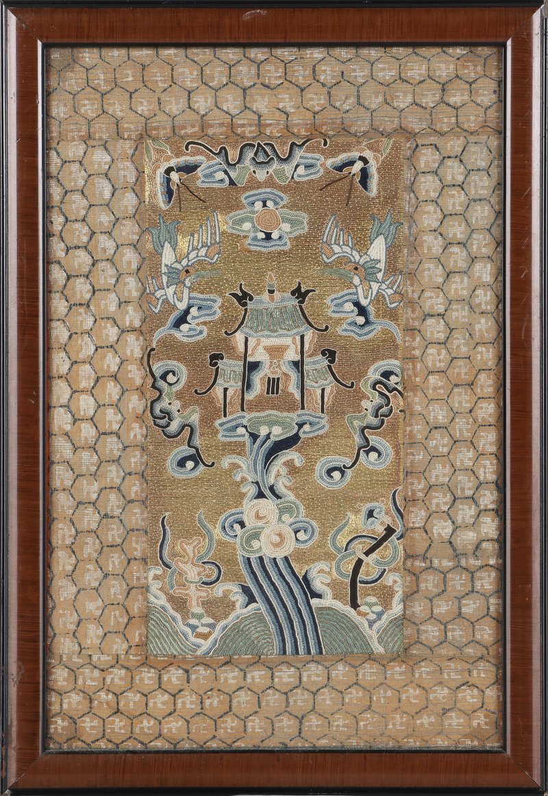 十九/二十世紀 刺繡仙山樓閣圖掛屏 | A Chinese embroidered silk 'celestial landscape' panel, 19th/20th century - 图2