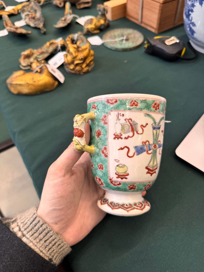 清康熙 五彩博古圖蓋罐 | A Chinese famille-verte twin-handled 'hundred antiques' pot and cover, Qing Dynasty, Kangxi period - 图9