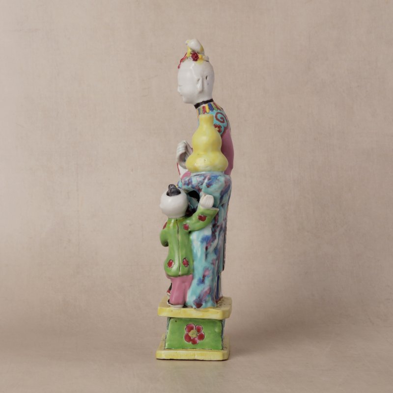 清乾隆 粉彩仕女與童子像 | Santos Collection | A Chinese export famille-rose figure of a lady and boy, Qing dynasty, Qianlong period - 图2