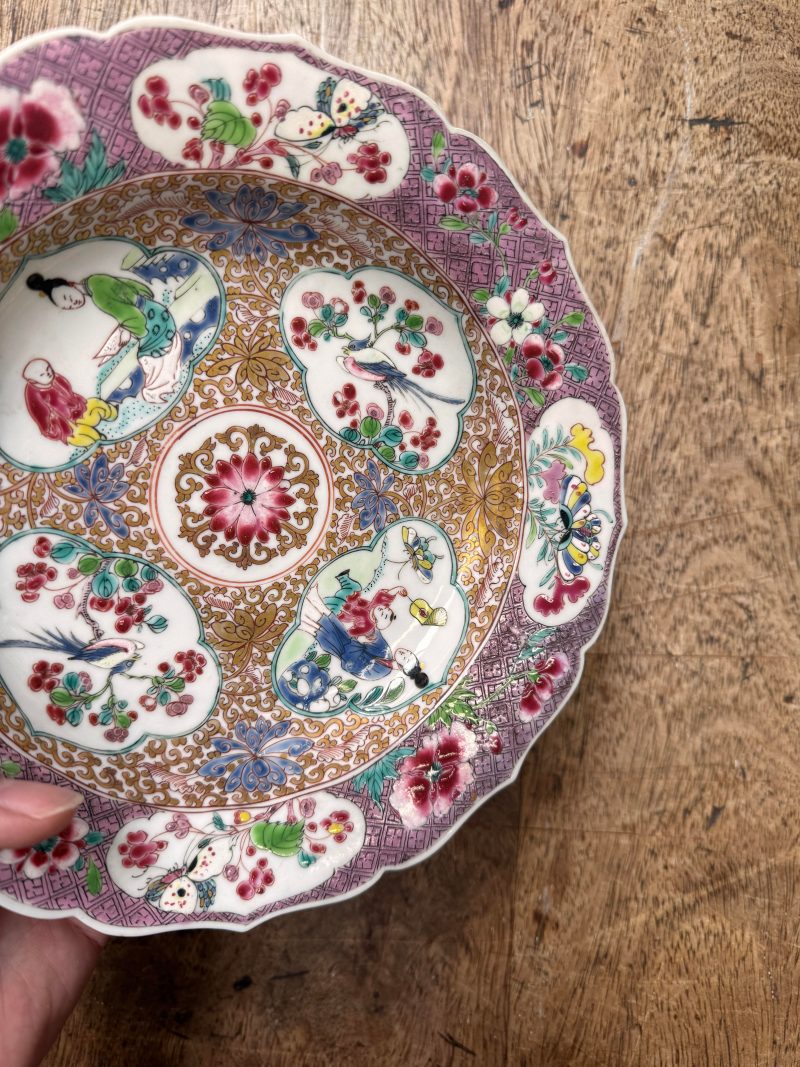 清雍正 約1730年 粉彩開光人物花卉圖花式盤一對 | Santos Collection | A pair of fine Chinese export foliate dishes, Qing dynasty, Yongzheng period, circa 1730 - 图13