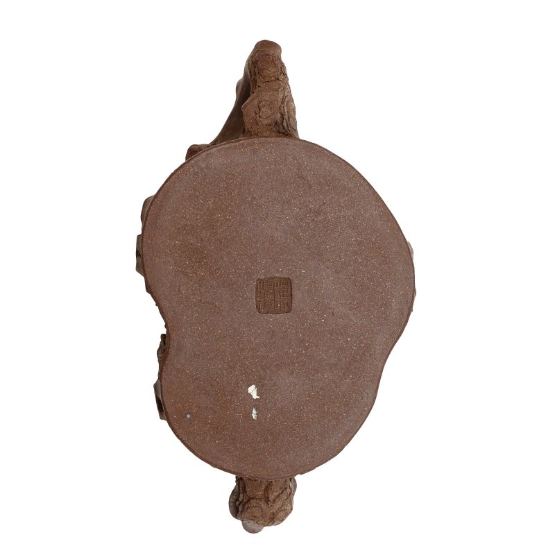 二十世紀 宜興紫砂松幹紋蓋壺 《陳鳴遠》款 | A Chinese Yixing zisha 'pine' teapot and cover, 20th century - 图6