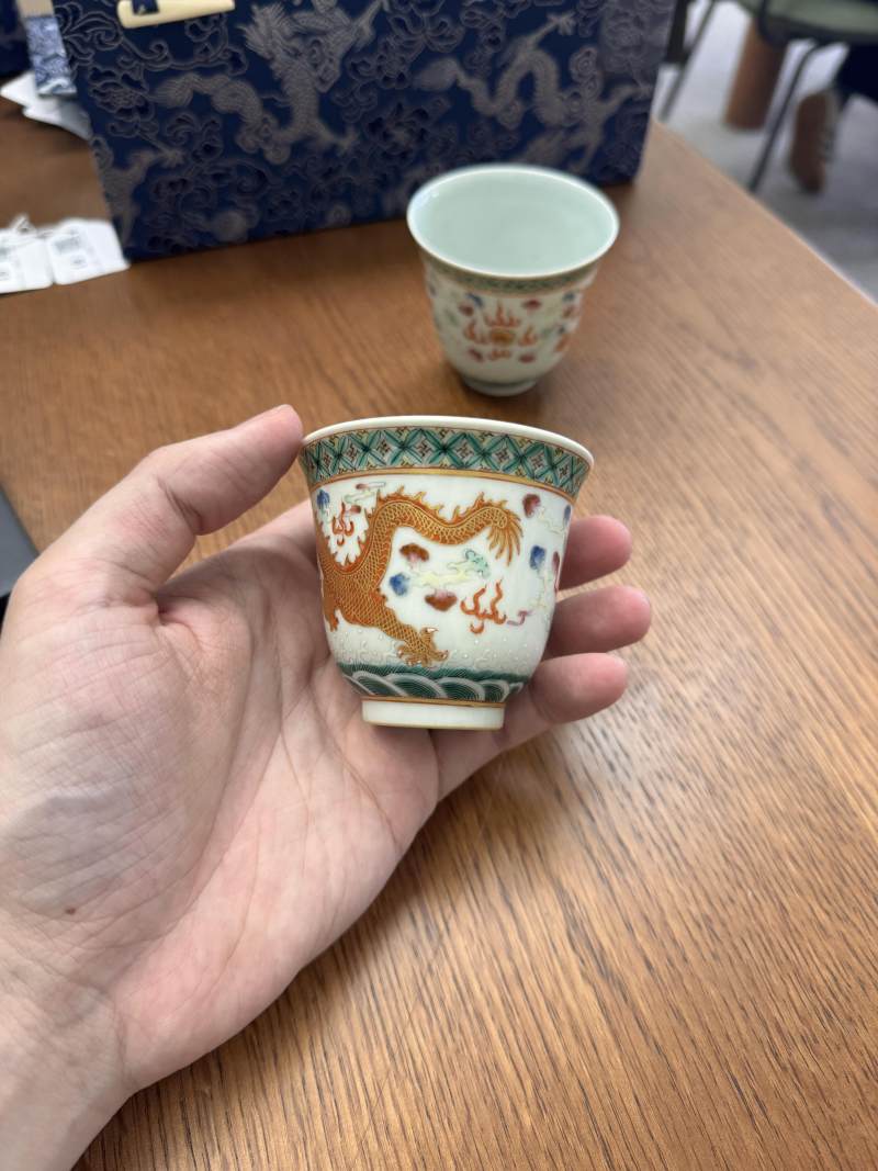 清宣統 粉彩描金龍紋盃一對 《大清宣統年製》款 | Santos Collection | A pair of Chinese famille-rose gilt-decorated 'dragon' cups, Xuantong marks and of the period - 图22