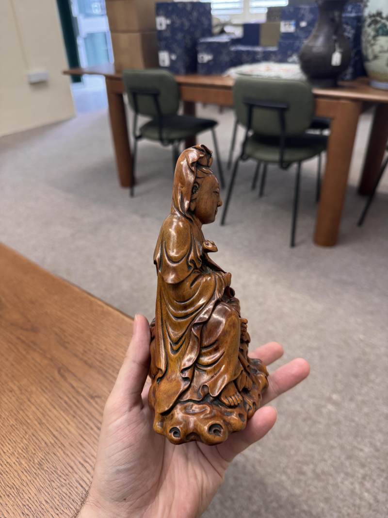 清十八/十九世紀 黃楊木雕觀音菩薩坐像 | A Chinese boxwood carved figure of Guanyin, Qing dynasty, 18th/19th century - 图3
