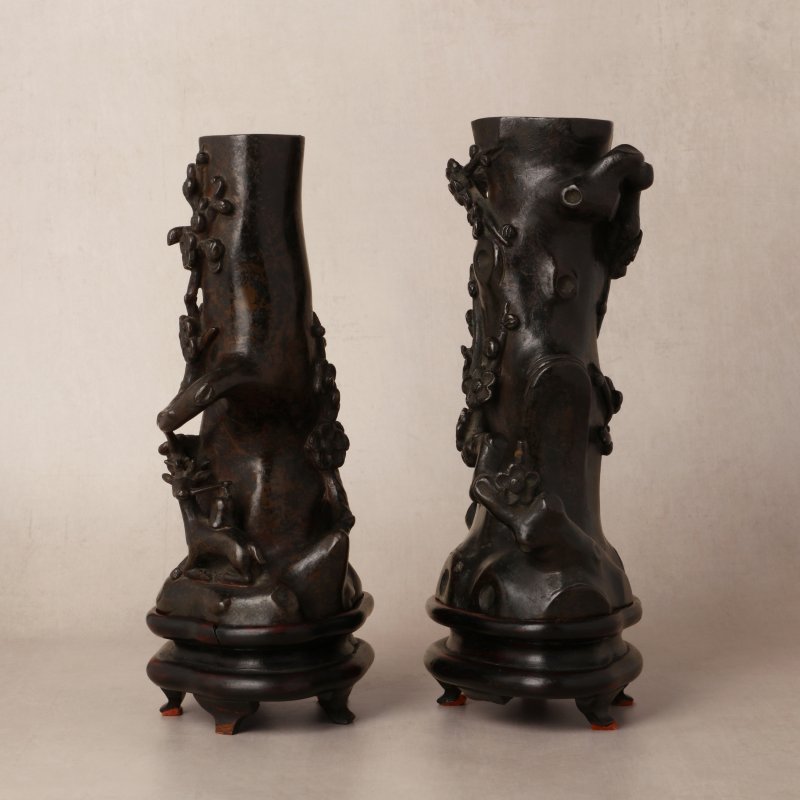 明末至清初 十七世紀 銅臘梅紋瓶一對 | A pair of Chinese bronze 'prunus' vases, late Ming-early Qing dynasty, 17th century - 图12