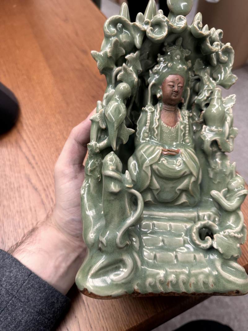 明 青釉素胎觀音菩薩坐像 | A Chinese celadon-glazed biscuit 'Guanyin' figure group, Ming dynasty - 图9
