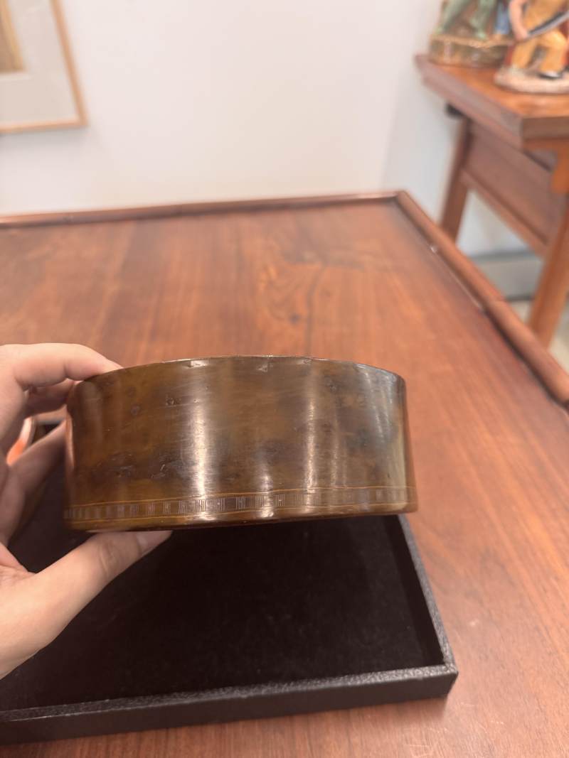 西漢 褐漆戧金瑞獸紋蓋盒 | A rare Chinese incised brown lacquer 'mythical beasts' box and cover, Western Han dynasty - 图17