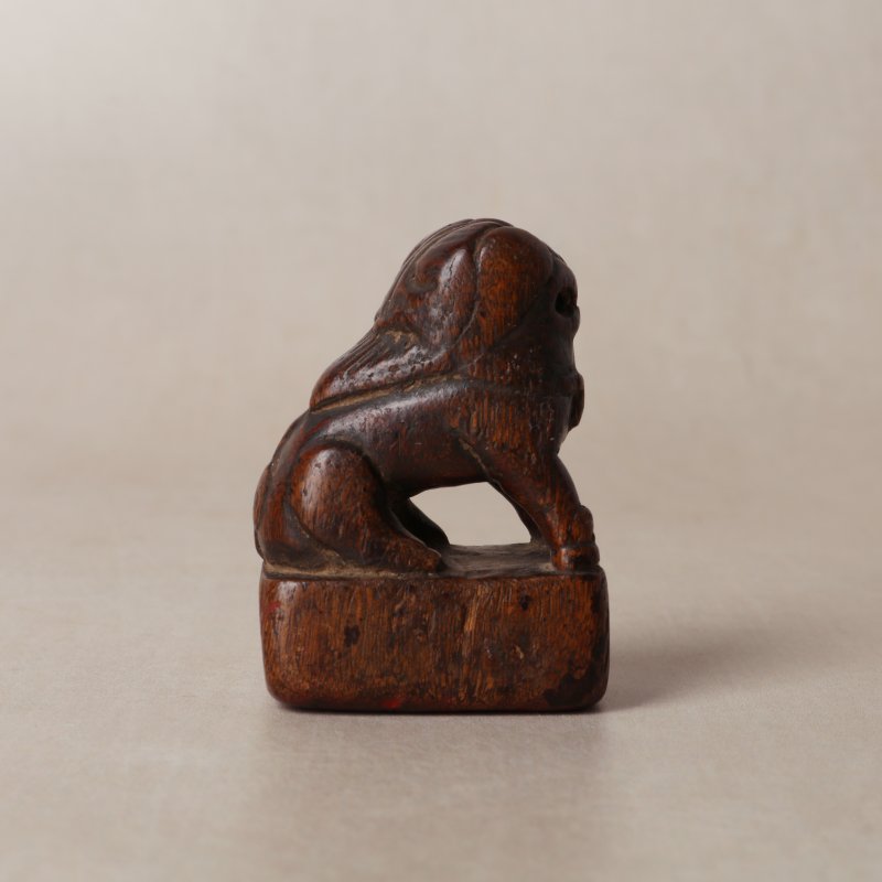 十七/十八世紀 黃楊木雕瑞獅鈕印章 《郭進》款 | A Chinese carved boxwood 'seated lion' seal, 17th/18th century - 图5
