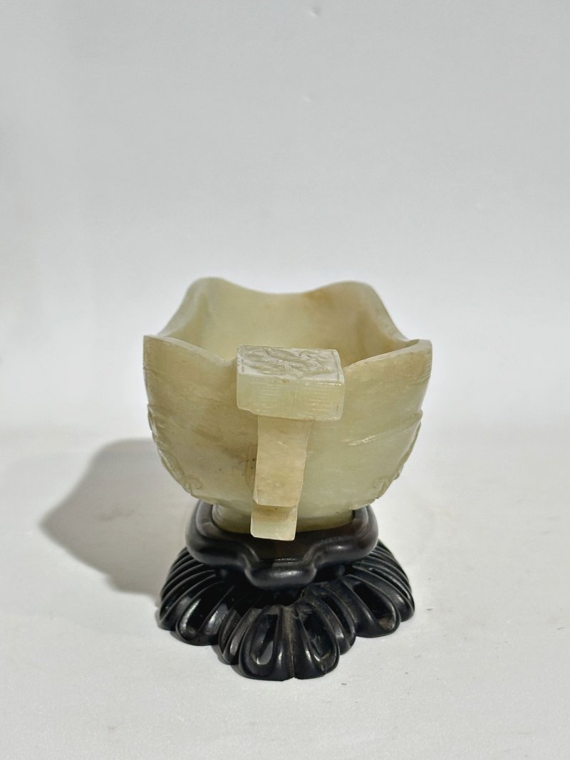 （或）十七/十八世紀 青白玉螭龍紋圈足匜 及座 | A PALE GREEN JADE 'CHI-DRAGON' POURING VESSEL, YI - 图9