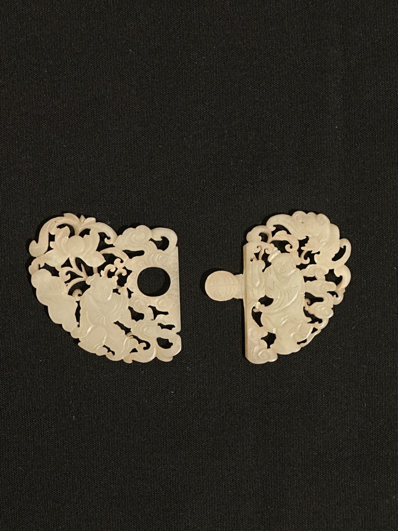 晚清 鏤雕白玉⌈和合二仙⌋帶扣 | A RETICULATED WHITE JADE TWO-PART 'HEHE ERXIAN' BELT PLAQUE - 图8