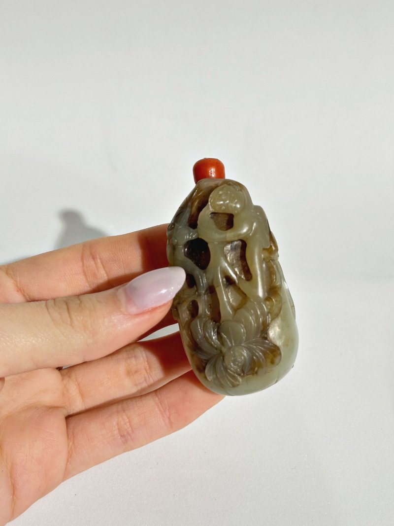 晚清 青玉帶皮「封侯納福」鼻煙壺、珊瑚蓋 | A GREENISH WHITE JADE 'MONKEY AND BAT' SNUFF BOTTLE - 图3