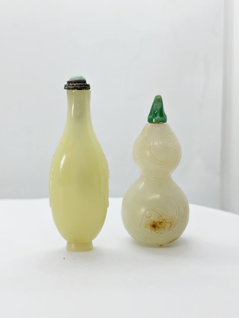 晚清 白玉匏形、黃玉鋪首銜環鼻煙壺二件 | A WHITE JADE 'DOUBLE GOURD' AND A YELLOW JADE SNUFF BOTTLE - 图10