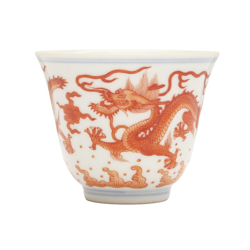 清 礬紅彩雲龍戲珠紋盃 《大清咸豐年製》款 | A Chinese iron-red 'dragon' wine cup, Qing dynasty, Xianfeng mark