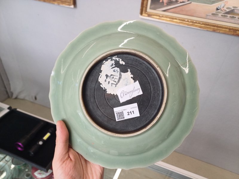 清乾隆 粉青釉模印蓮紋盤 | A Chinese celadon-glazed moulded 'lotus' dish, Qing dynasty, Qianlong period - 图2