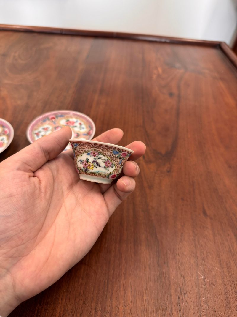 清雍正 外銷花卉紋薄胎盃及小盤兩對 | A pair of Chinese 'eggshell' famille-rose ‘floral’ cups and saucers, Qing dynasty, Yongzheng period - 图18