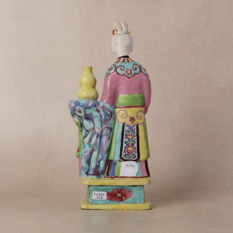 清乾隆 粉彩仕女與童子像 | Santos Collection | A Chinese export famille-rose figure of a lady and boy, Qing dynasty, Qianlong period - 图3