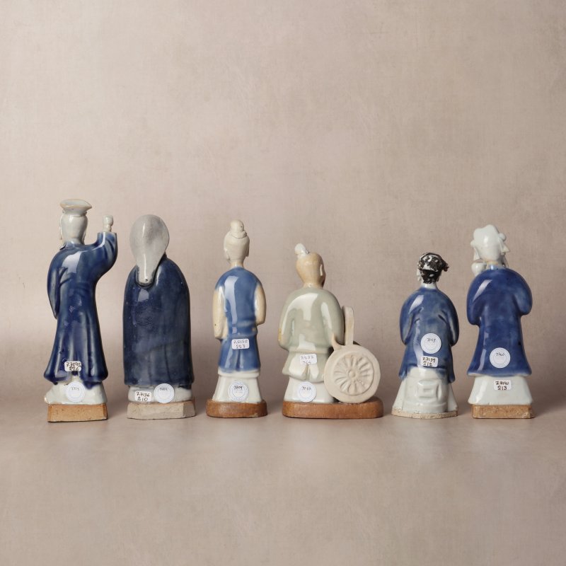 清乾隆 藍釉文人立像 | Santos Collection | A group of Chinese glazed-biscuit figures, Qing dynasty, Qianlong period - 图3