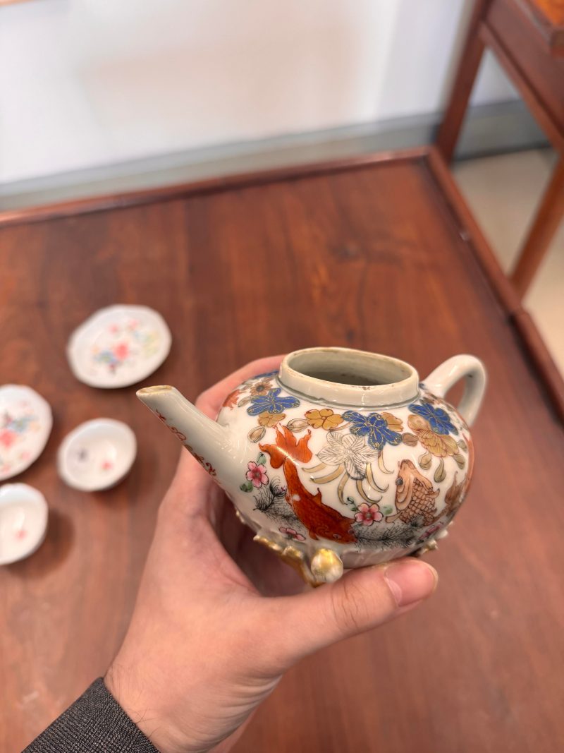 清雍正 粉彩魚藻紋蓋壼 | Santos Collection | A Chinese export famille-rose 'fish pond' teapot, Qing dynasty, Yongzheng period - 图22