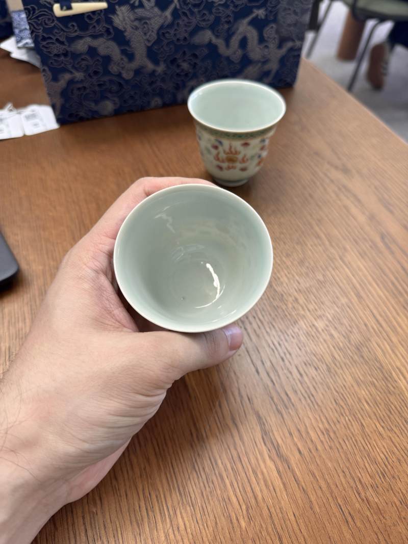 清宣統 粉彩描金龍紋盃一對 《大清宣統年製》款 | Santos Collection | A pair of Chinese famille-rose gilt-decorated 'dragon' cups, Xuantong marks and of the period - 图2
