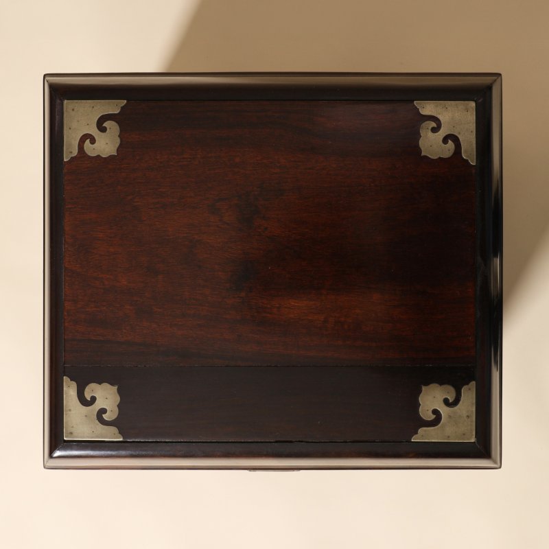清十八世紀 紫檀官皮箱 | A fine Chinese zitan portable seal chest, guanpixiang, Qing dynasty, 18th century - 图1