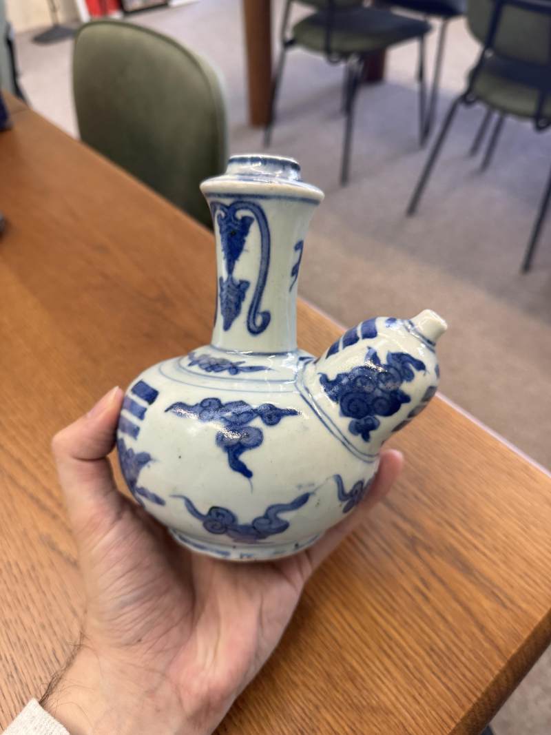 明 青花雲紋軍持 | Santos Collection | A Chinese blue and white 'ruyi cloud' kendi, Ming dynasty - 图14