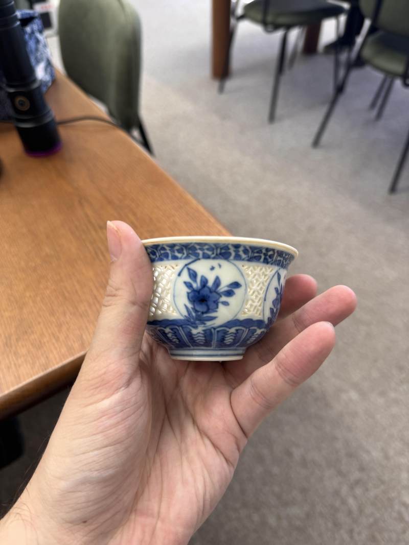 明崇禎 青花花卉紋玲瓏鏤空盌 | Santos Collection | A Chinese blue and white reticulated 'linglong' bowl, Ming dynasty, Chongzhen period - 图11