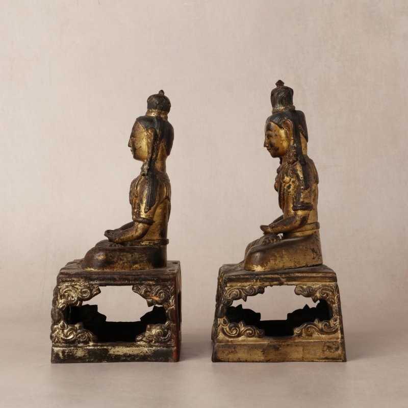 清乾隆 銅鎏金無量壽佛坐像一對 | Two Chinese gilt-copper-alloy figures of Amitayus, Qing dynasty, Qianlong period - 图12