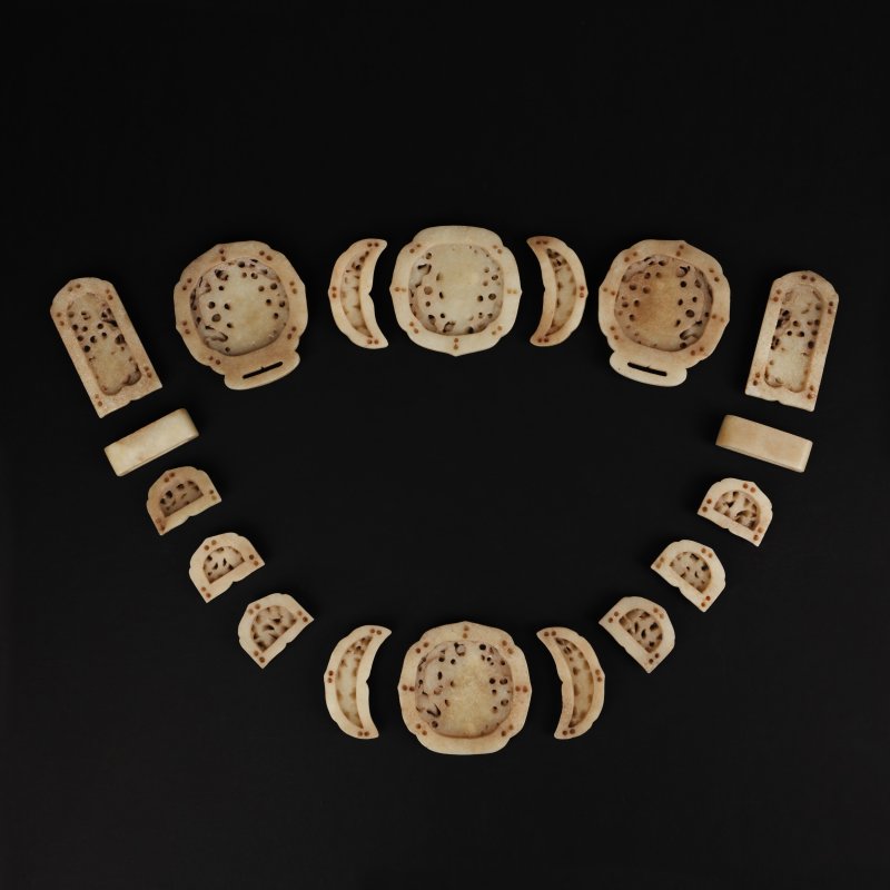 明 玉雕仙人圖銙板一套 | A rare set of Chinese jade 'Immortals' belt plaques, Ming dynasty - 图2