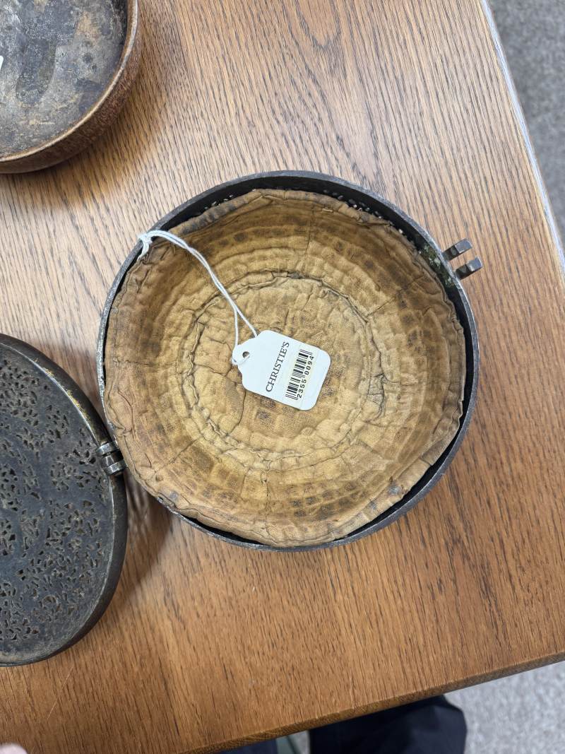 十五/十六世紀 西藏東部德格 鐵鋄金鏤空龍紋蓋盒 | A rare Tibetan gilt-damascened iron bowl box and cover, Derge, Eastern Tibet, 15th/16th century - 图17