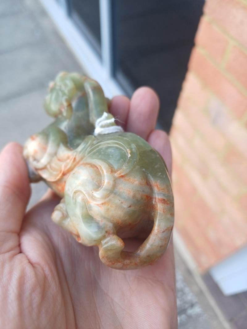 二十世紀 青玉帶皮瑞獸擺件 | A Chinese celadon and russet jade 'mythical beast' carving, 20th century - 图11