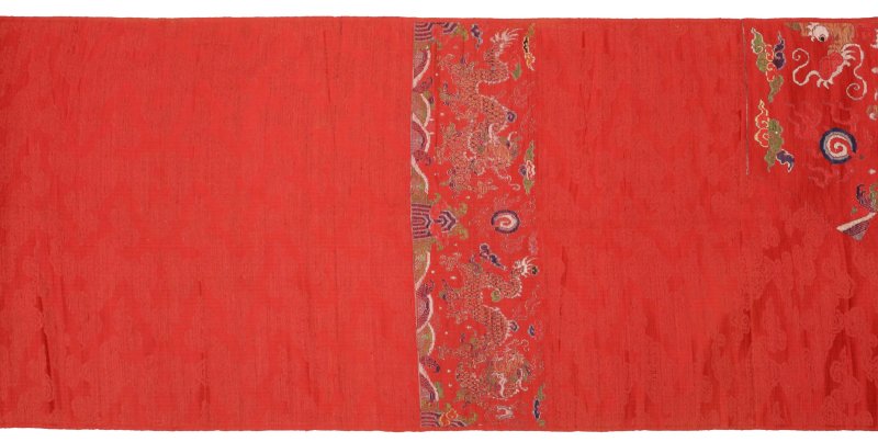 清十九世紀 紅地織錦雲龍戲珠圖吉服袍料 | A fine Chinese woven ruby-ground 'dragon' silk brocade uncut panel, Qing dynasty, 19th century - 图4