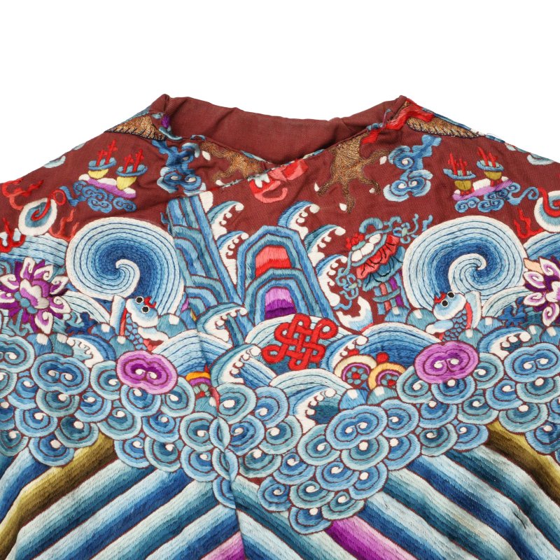 清十九世紀 刺繡雲龍紋女褂 | A small Chinese embroidered 'dragon' silk jacket, Qing dynasty, 19th century - 图2