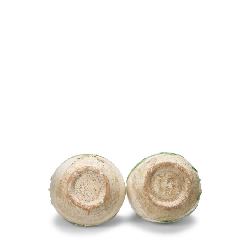 遼 白釉綠彩雞冠壺一對 | A PAIR OF WHITE-GLAZED FLASKS - 图3