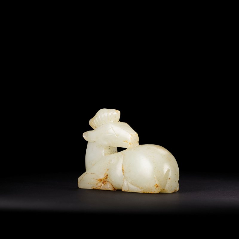元/明 青白玉臥鹿擺件 | A PALE GREEN JADE CARVING OF A RECUMBENT DEER - 图1