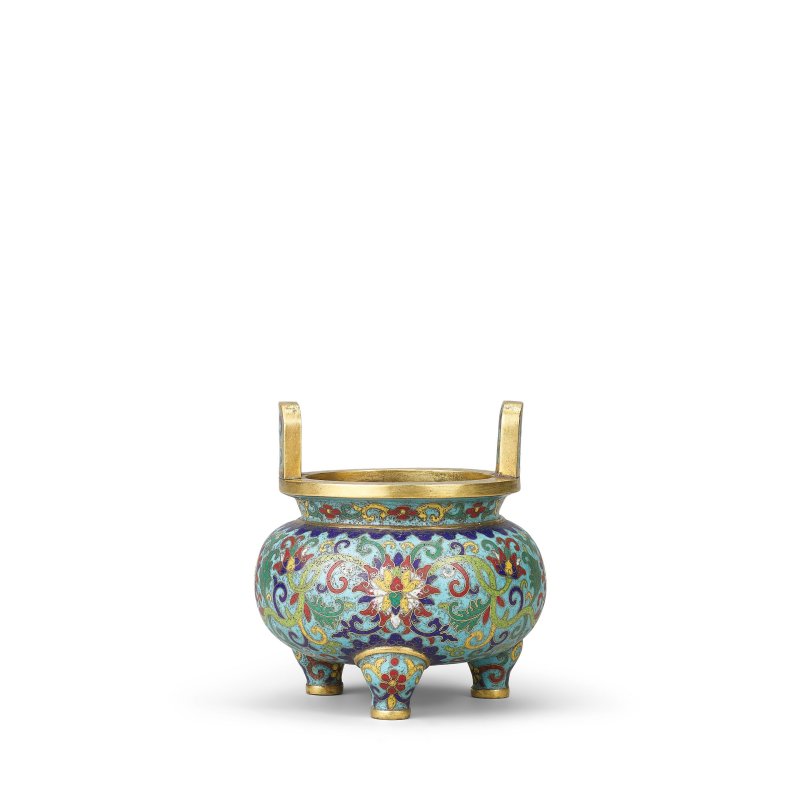 清乾隆 銅胎掐絲琺瑯纏枝蓮紋三⾜爐 | A CLOISONNÉ ENAMEL 'LOTUS' TRIPOD INCENSE BURNER - 图1
