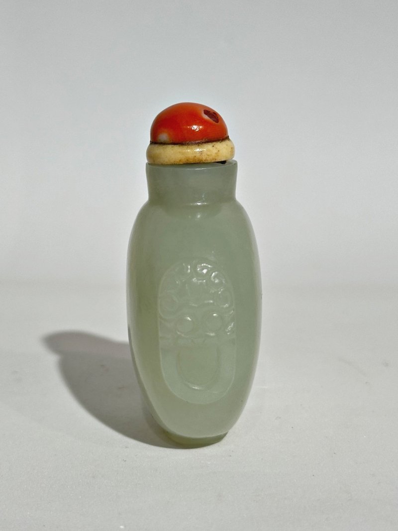 清十九世紀 青玉鋪首銜環鼻煙壺、珊瑚蓋 | A GREEN JADE SNUFF BOTTLE - 图6
