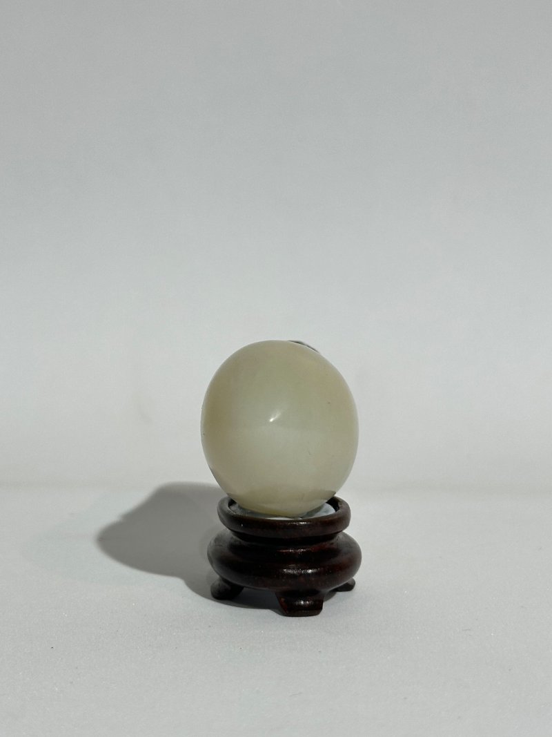 十八/十九世紀 白玉套碧玉茄子形鼻煙壺、珊瑚蓋 | A WHITE AND SPINACH-GREEN JADE AUBERGINE-SHAPED SNUFF BOTTLE - 图5