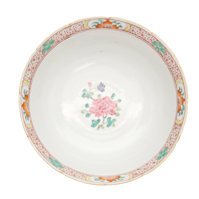 清十九世紀 粉彩纏枝花卉紋盌 | A Chinese famille-rose 'floral' bowl, 19th century - 图4