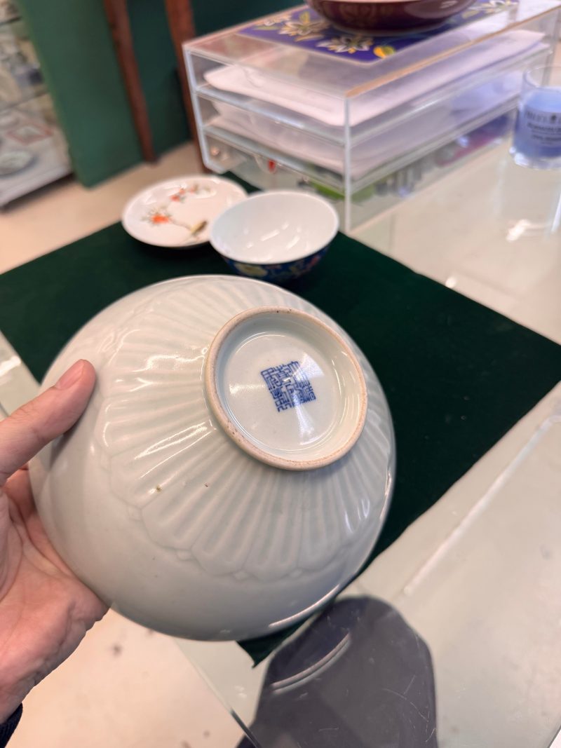 十九/二十世紀 青釉蓮瓣盌 《大清乾隆年製》款 | A Chinese celadon glazed 'lotus' bowl, 19th/20th century - 图7
