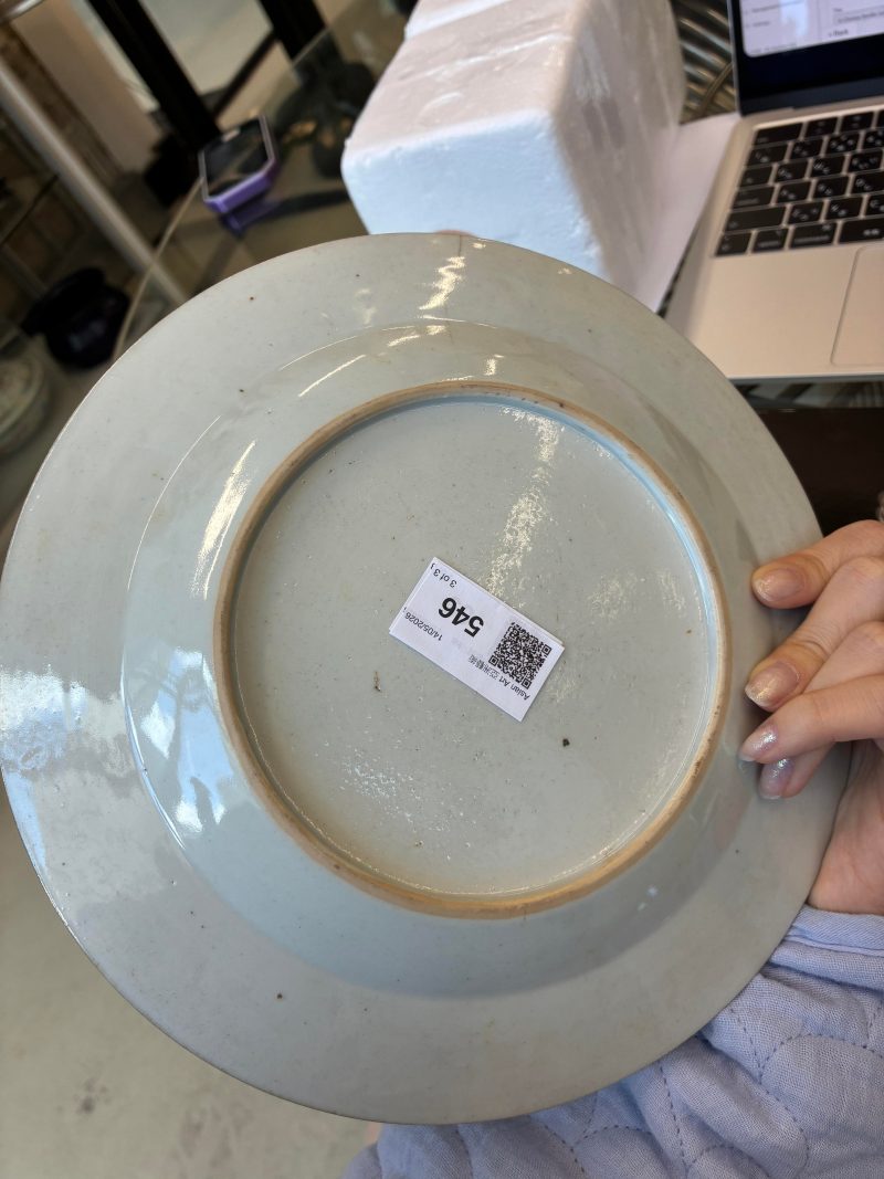 清乾隆 約1745年 粉彩紋章圖盤一組三件 | Three fine and rare Chinese export armorial dishes, Qing Dynasty, Qianlong Period, circa 1745 - 图13